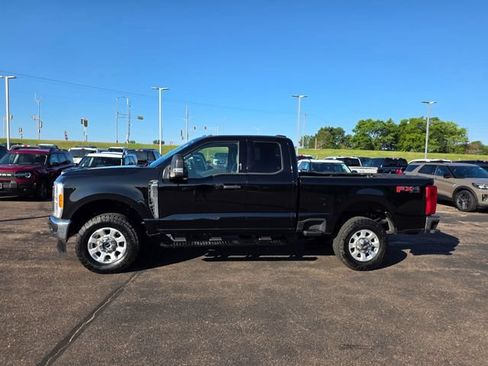 Used 2023 Ford F250 XLT w/ FX4 Off-Road Package AWD/4WD image 4