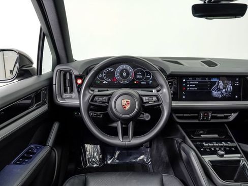 Certified 2024 Porsche Cayenne AWD/4WD image 6