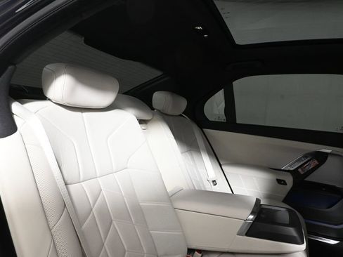 Used 2025 BMW 740i xDrive AWD/4WD image 35
