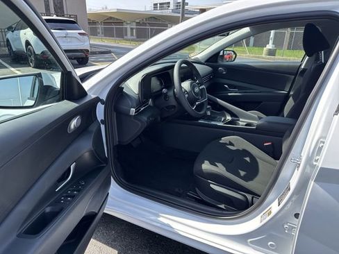 Used 2025 Hyundai Elantra Blue FWD image 8