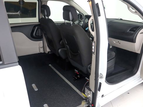 Used 2016 Dodge Grand Caravan SXT w/ UConnect Hands-Free Group image 16