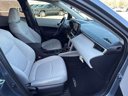Used 2025 Toyota Corolla Cross L image 26