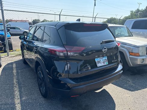 Used 2024 Nissan Rogue SV AWD/4WD image 2