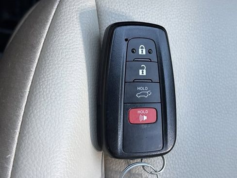 Used 2023 Toyota Highlander XLE image 47