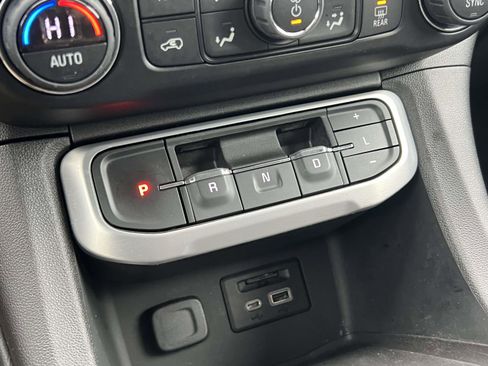 Used 2022 GMC Acadia SLE w/ Driver Convenience Package image 14