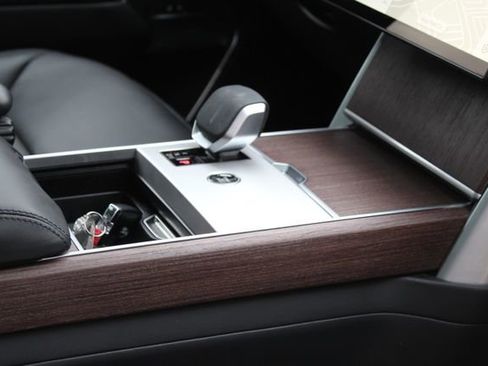 Used 2025 Land Rover Range Rover SE image 30