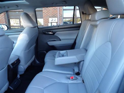 Used 2022 Toyota Highlander XLE image 15