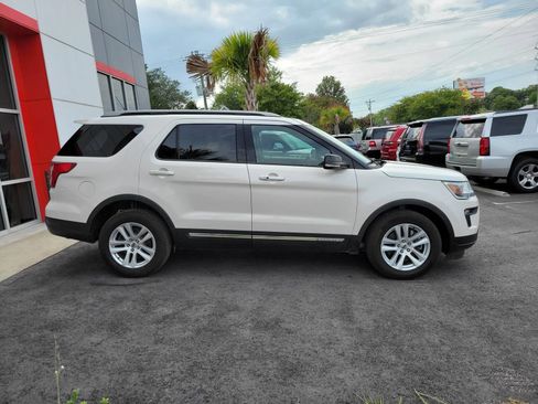 Used 2018 Ford Explorer XLT w/ Equipment Group 202A AWD/4WD image 8