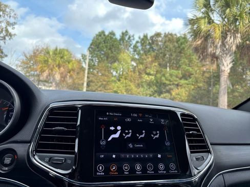 Used 2022 Jeep Grand Cherokee Limited image 27