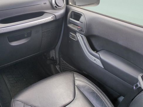 Used 2014 Jeep Wrangler Unlimited Rubicon w/ Connectivity Group image 15