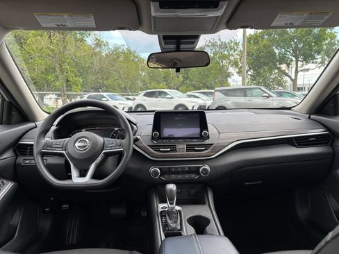Used 2025 Nissan Altima 2.5 SV FWD image 33