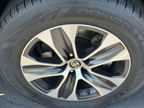 Used 2021 Toyota Highlander XLE FWD image 10