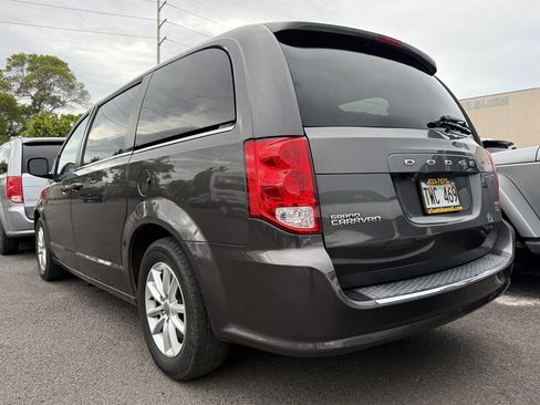 Used 2019 Dodge Grand Caravan SXT image 2