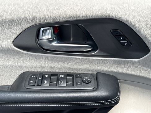 Used 2023 Chrysler Pacifica Touring-L AWD/4WD image 24