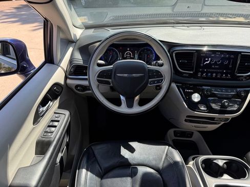 Used 2019 Chrysler Pacifica Limited w/ Advanced Safetytec Group FWD image 2