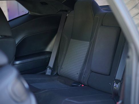 Used 2016 Dodge Challenger SXT image 28