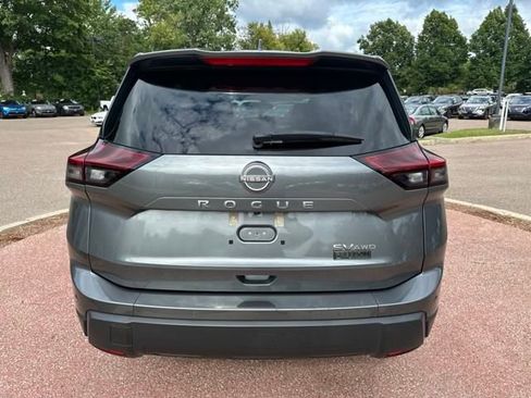 Used 2024 Nissan Rogue SV image 4