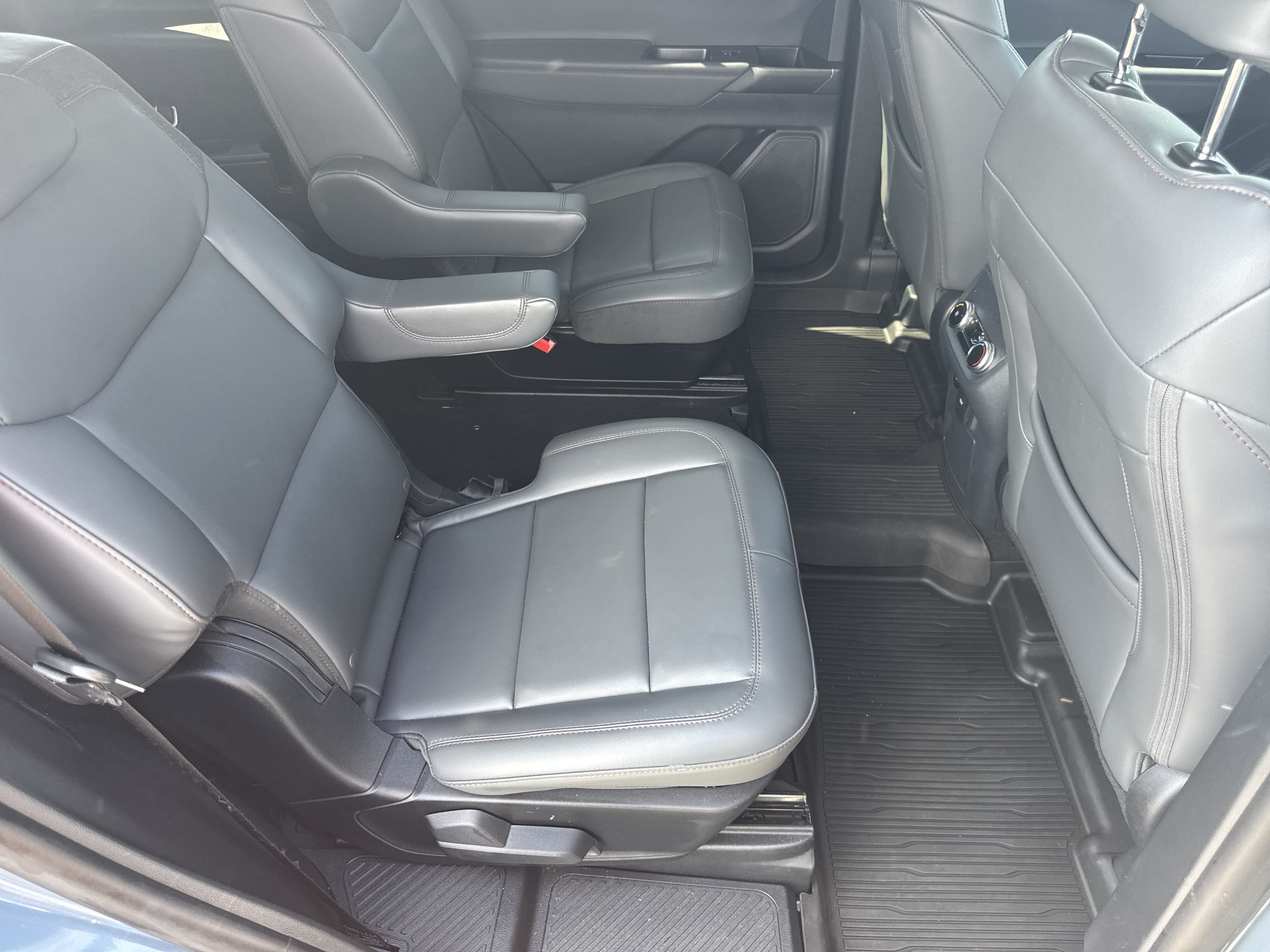Used 2026 Ford Explorer Active w/ Active Comfort Package RWD image 18