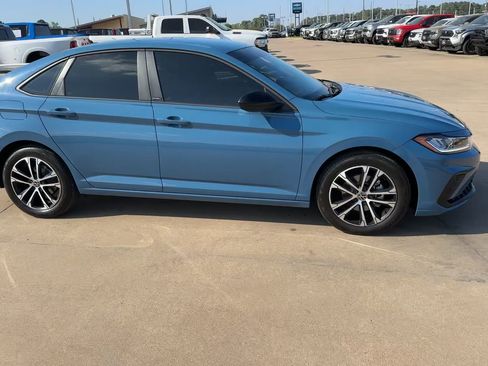 Used 2025 Volkswagen Jetta Sport image 9