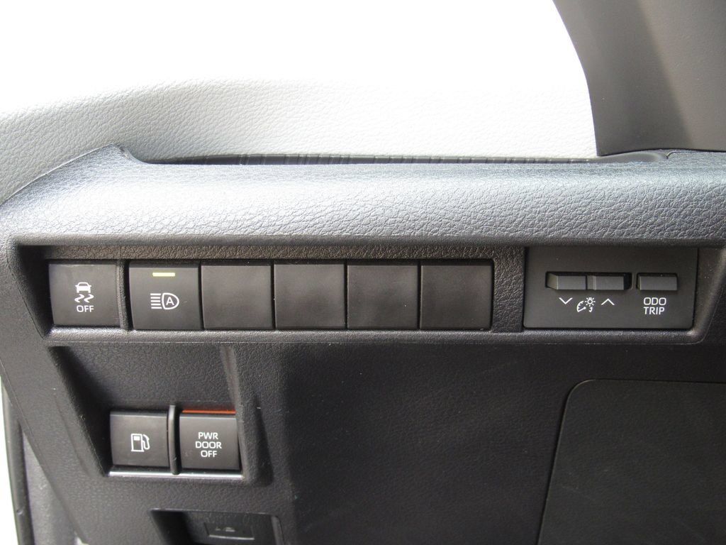 Certified 2025 Toyota Sienna XLE FWD image 39