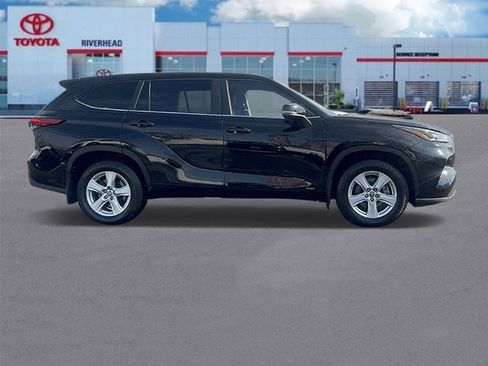 Used 2023 Toyota Highlander LE image 4