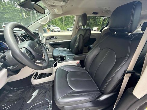 Used 2023 Chrysler Pacifica Touring-L FWD image 11