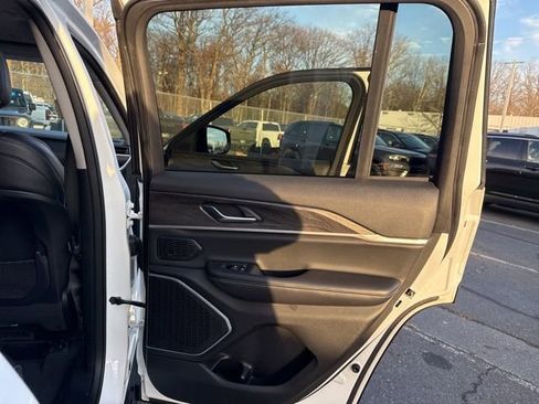 Used 2022 Jeep Grand Cherokee Limited image 32