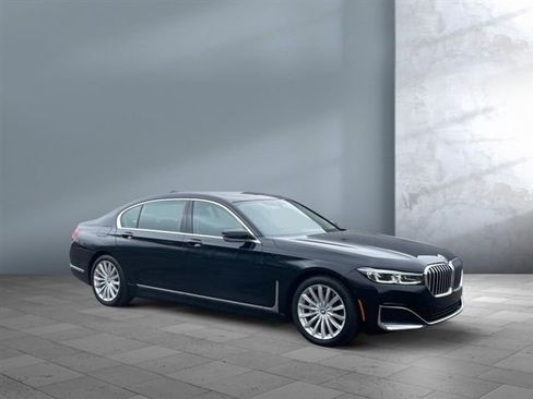Used 2022 BMW 740i xDrive w/ Premium Package image 8