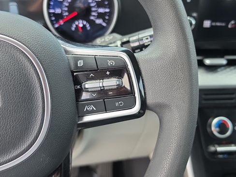 Certified 2024 Kia Carnival LX FWD image 30