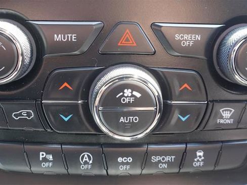 Used 2018 Jeep Grand Cherokee Laredo AWD/4WD image 19