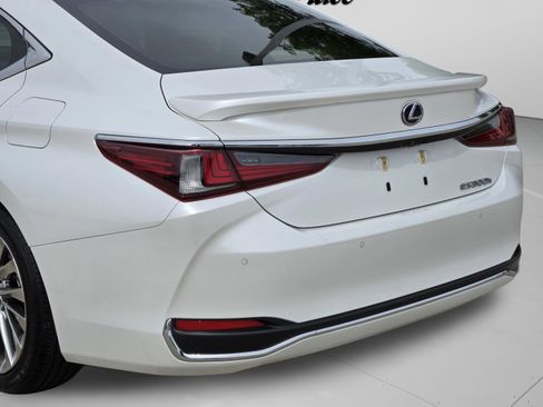 Used 2019 Lexus ES 300h w/ Accessory Package 2 FWD image 37