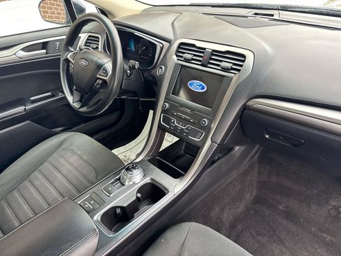 Used 2020 Ford Fusion SE image 4