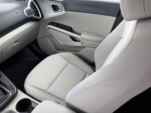 Certified 2023 Kia Soul LX FWD image 16