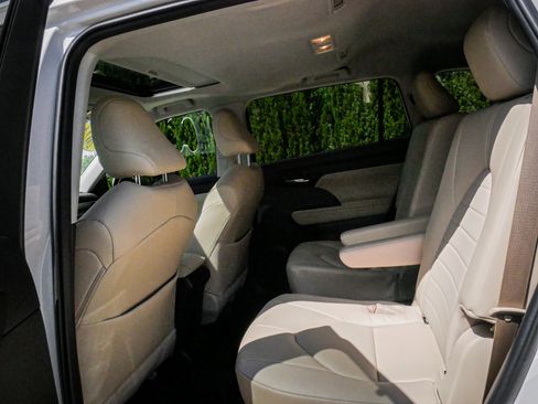 Used 2024 Toyota Highlander XLE FWD image 31