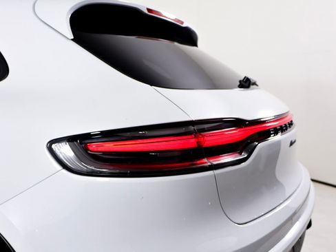 Certified 2024 Porsche Macan image 12