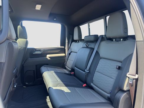 Used 2024 Chevrolet Silverado 2500 ZR2 w/ Technology Package AWD/4WD image 31