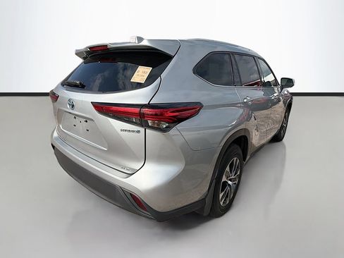 Used 2022 Toyota Highlander XLE AWD/4WD image 9