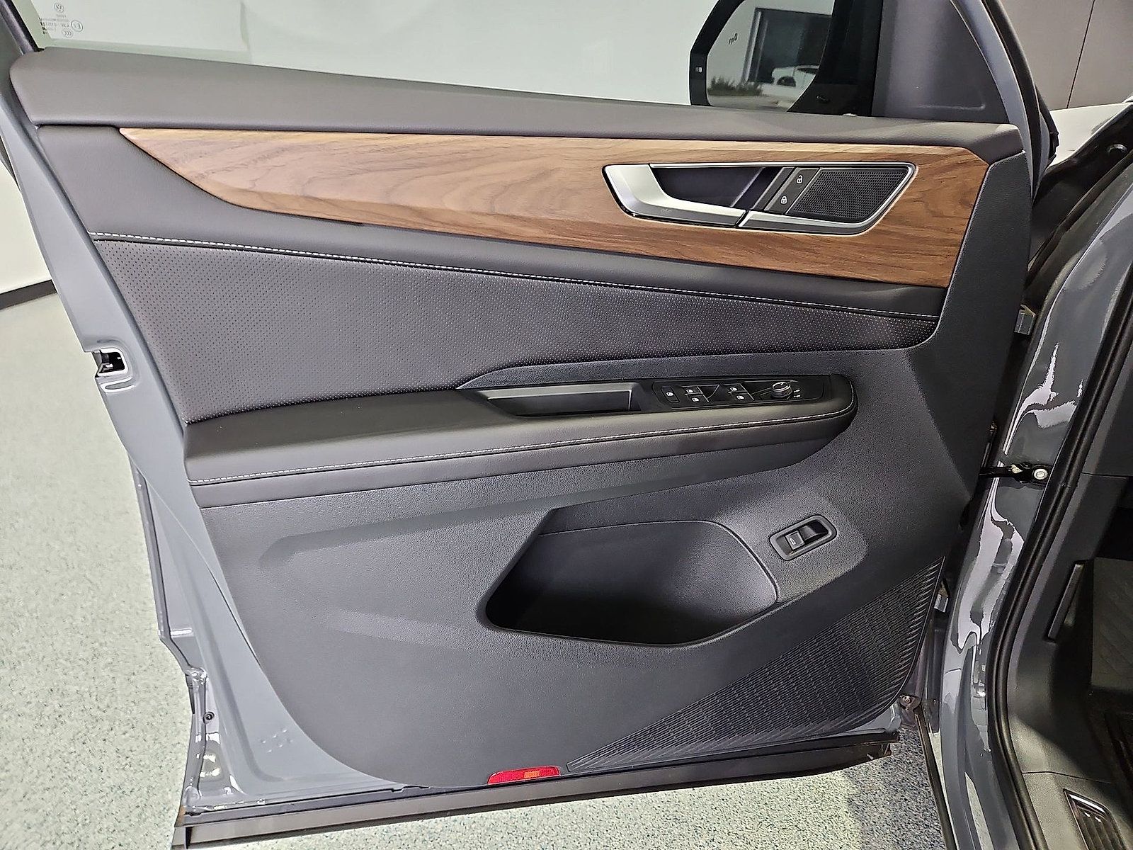 New 2026 Volkswagen Atlas SE FWD image 16