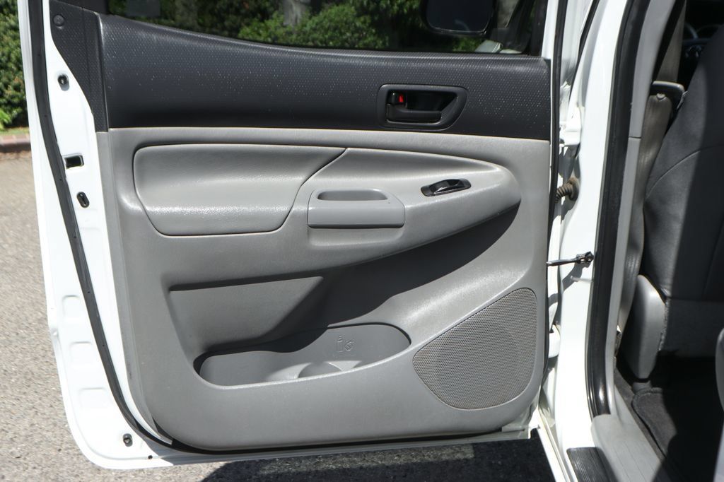 Used 2015 Toyota Tacoma PreRunner w/ TRD Off-Road Package RWD image 30