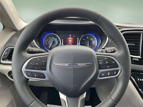 Used 2024 Chrysler Pacifica Touring-L image 18