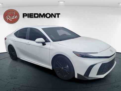 Used 2025 Toyota Camry LE FWD image 4