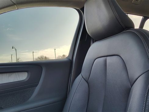 Certified 2025 Volvo XC40 B5 Plus image 22