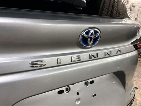 Used 2023 Toyota Sienna Limited image 30