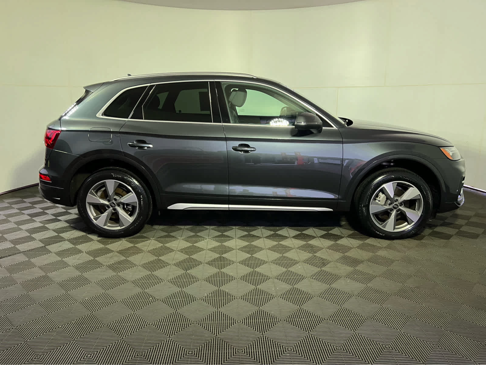 Used 2023 Audi Q5 2.0T Premium Plus w/ Premium Plus Package AWD/4WD image 8