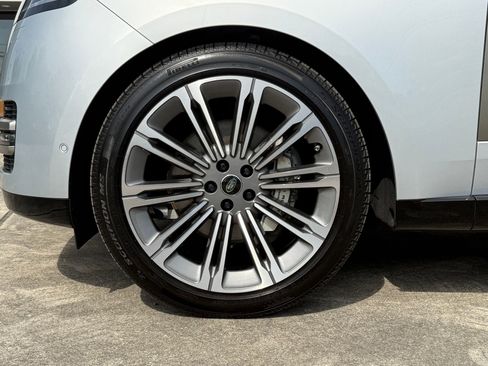 Used 2025 Land Rover Range Rover SE image 11