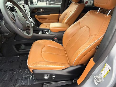 Used 2023 Chrysler Pacifica Pinnacle FWD image 23