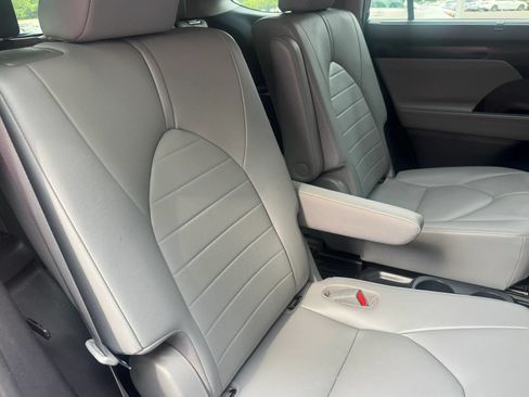 Used 2020 Toyota Highlander XLE FWD image 28