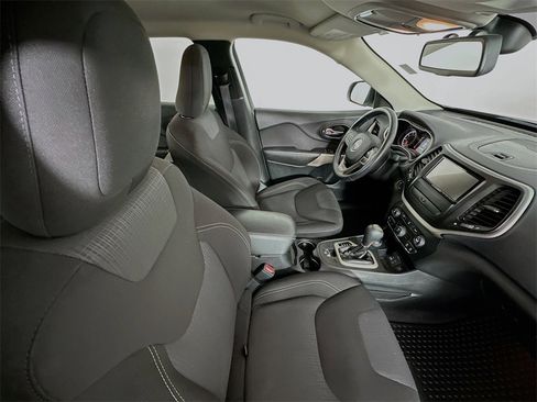 Used 2017 Jeep Cherokee Latitude w/ Cold Weather Group image 25