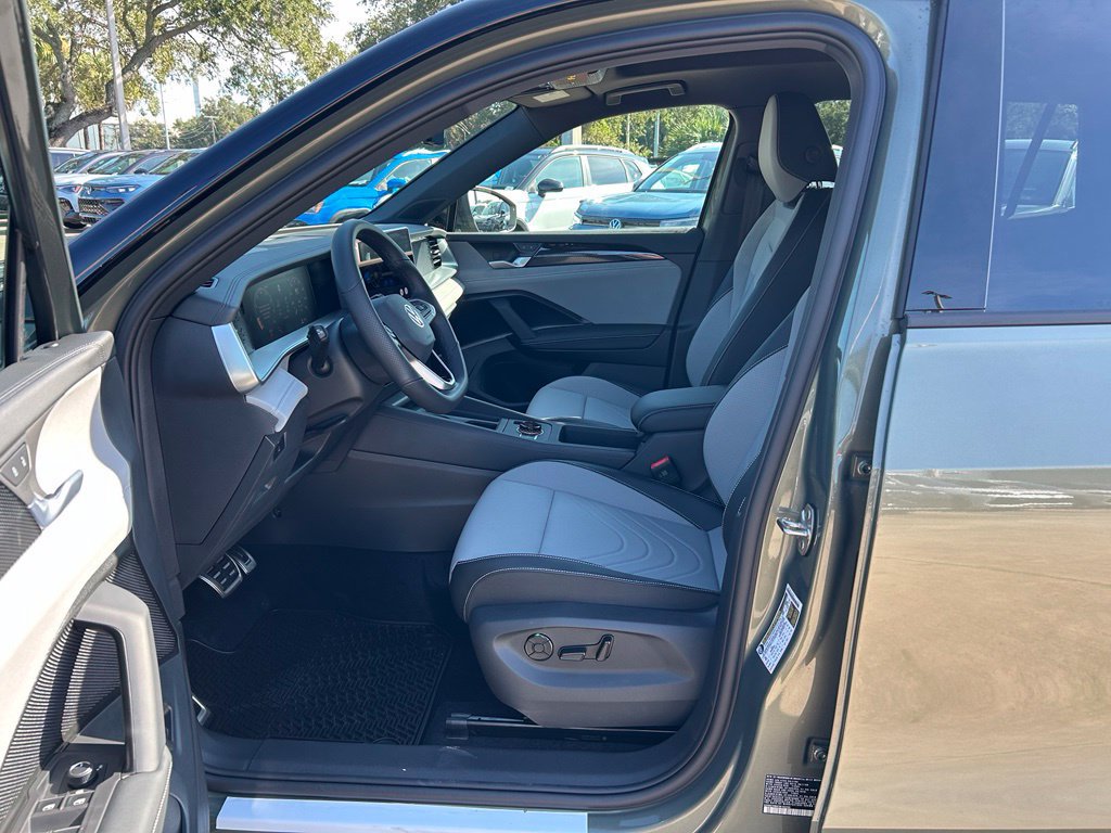 New 2026 Volkswagen Tiguan SE R-Line FWD image 15
