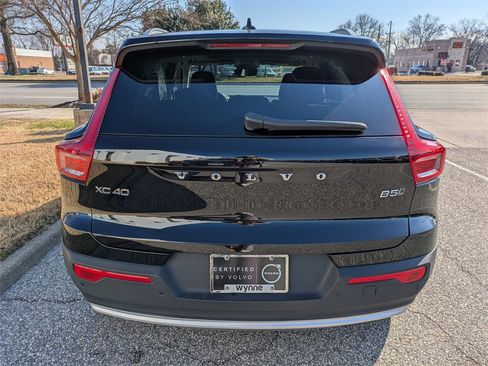 Certified 2025 Volvo XC40 B5 Plus image 5